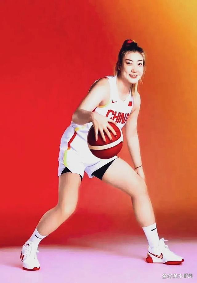 开云体育-李梦落选宫鲁鸣顶着巨大压力多数主帅难有此魄力(李星云为何扶不起)