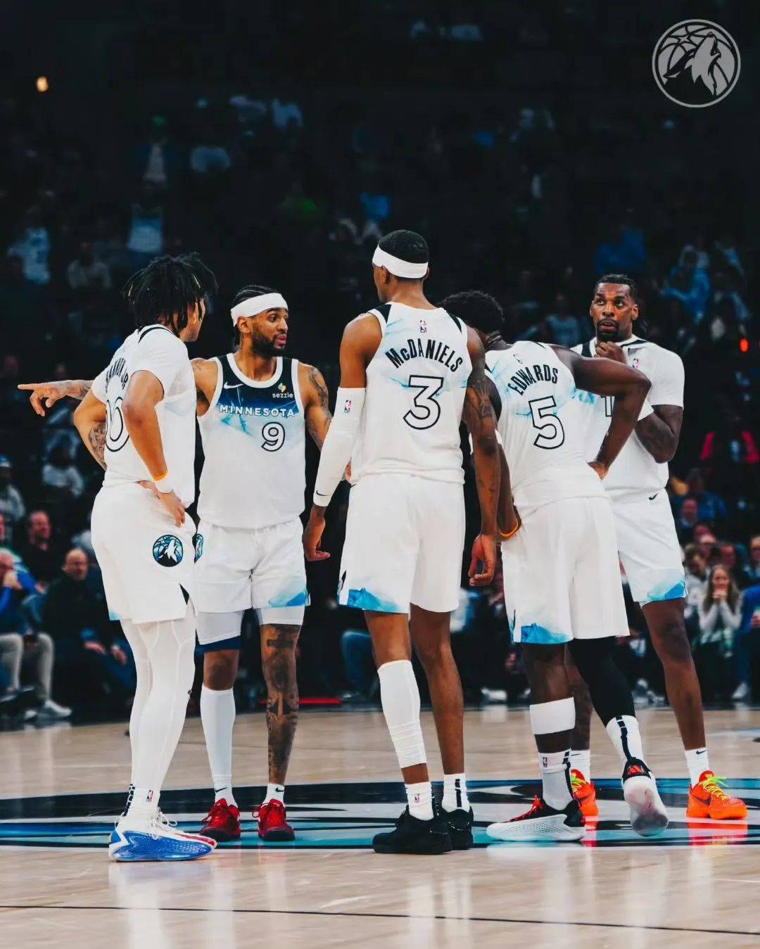 开云体育-NBA首轮晋级赔率：湖人森林狼五五开快船占优(穿越nba之娶了瓦妮莎)