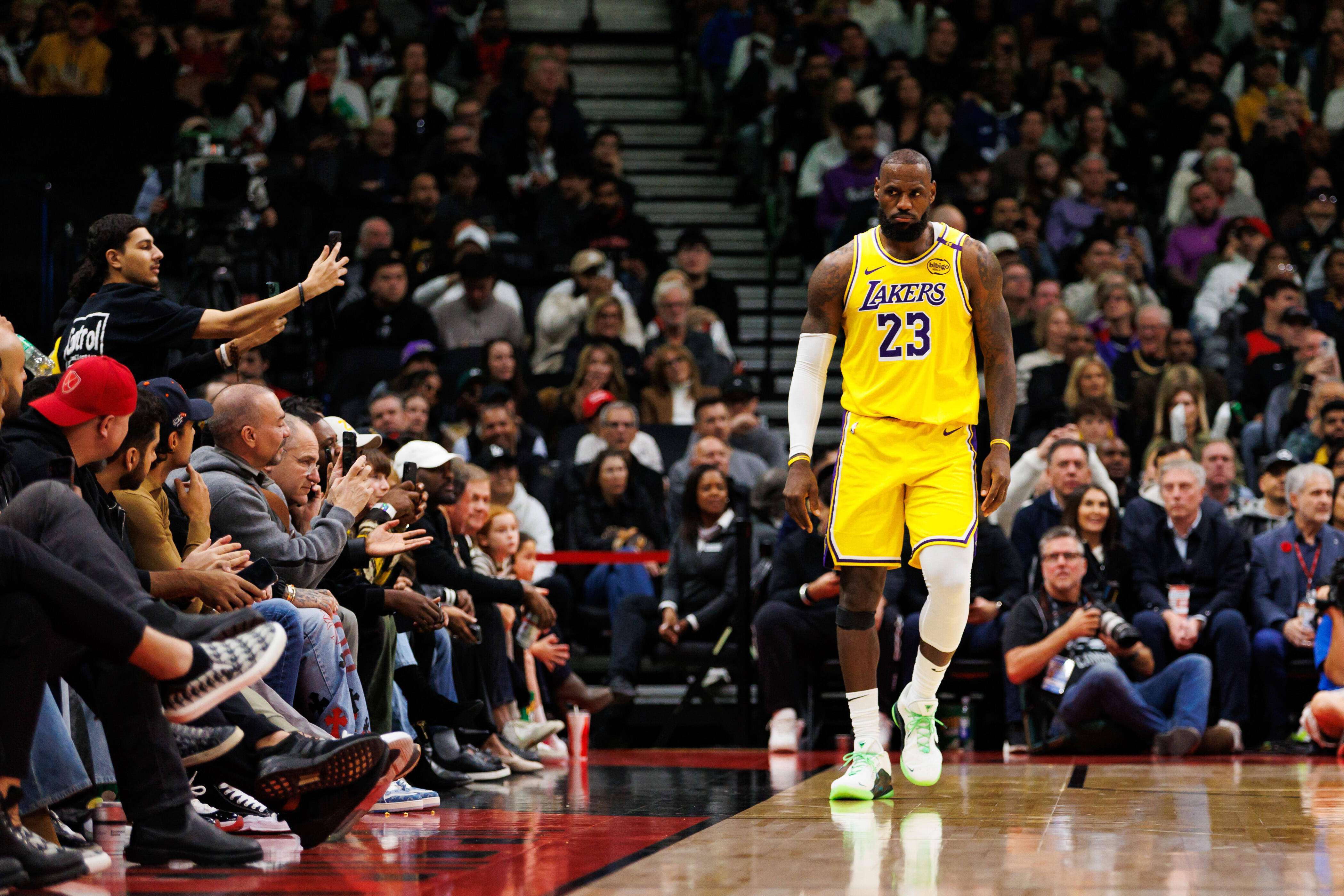 开云体育-冠军中锋申请加盟湖人！联手东契奇詹姆斯组NBA最强大三巨头(冠军中锋签约湖人)
