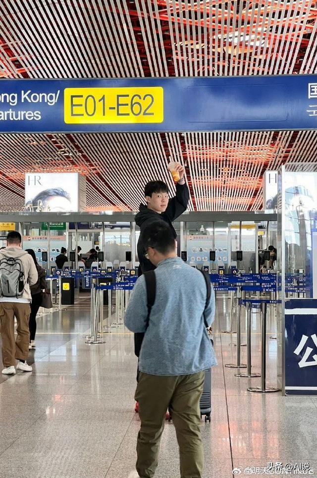 杨瀚森父母启程前往美国陪儿子参加NBA选秀大会(杨瀚森个人简历)