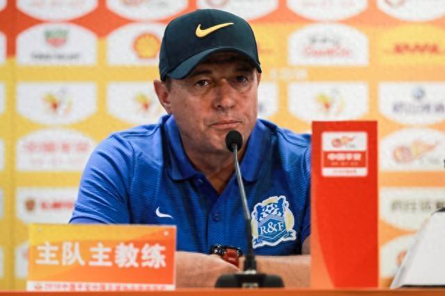 开云体育-韩媒：中国足球又拿教练薪资当借口请了里皮也没进世界杯(中国聘请的足球教练)