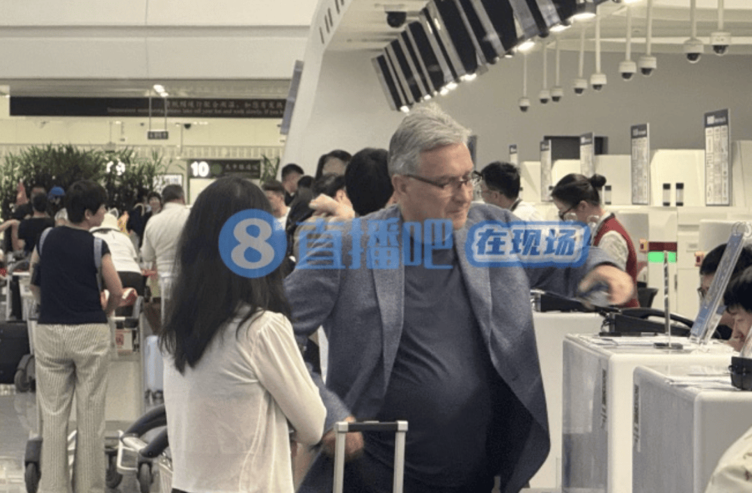 开云体育-伊万与中国驻克罗地亚大使共进晚餐赠送国足签名球衣(中国杯国足对克罗地亚)
