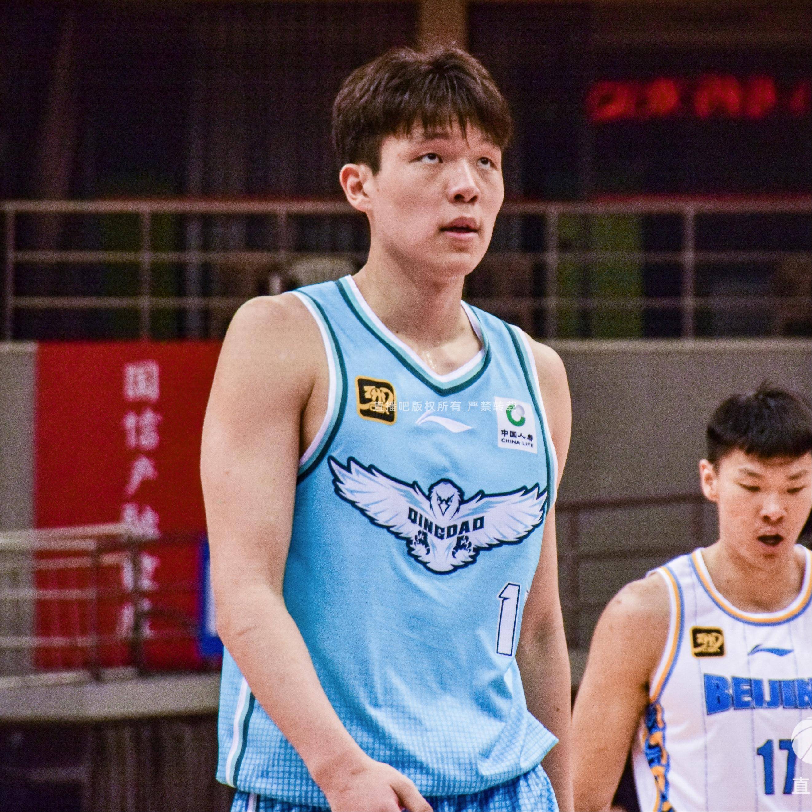 杨瀚森连得5分打停鹈鹕，下场与队友握手相互打气的简单介绍