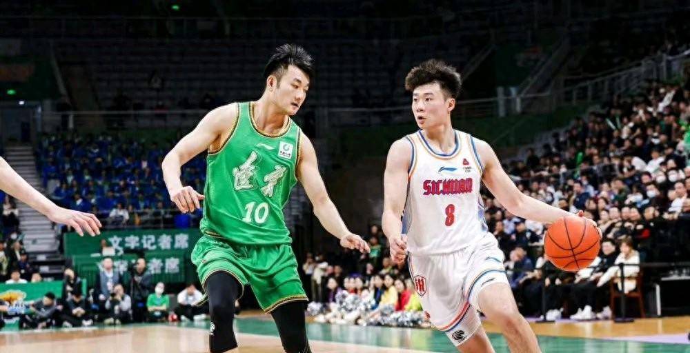 四川男篮联手发力，赢得领先优势(四川男篮首发)
